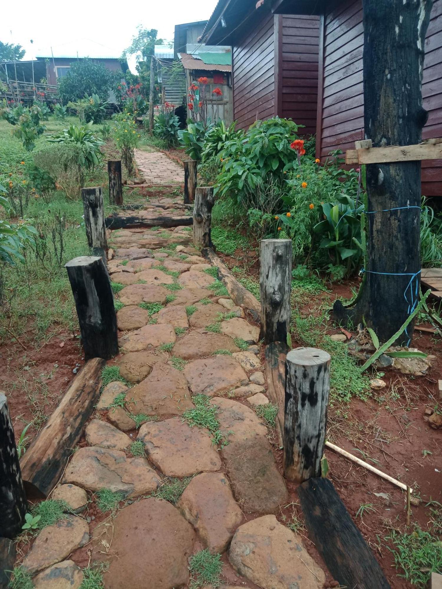 Happy Bungalow & Trekking Banlung Bagian luar foto